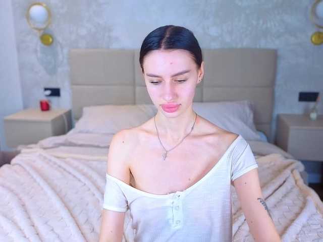 SnowWhiteee live cam on BongaCams