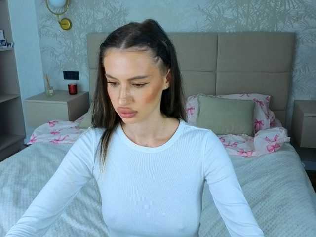 SnowWhiteee live cam preview