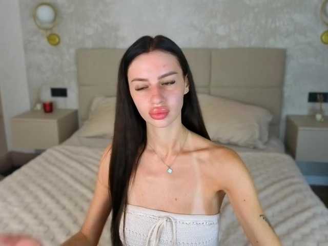 SnowWhiteee live cam on BongaCams