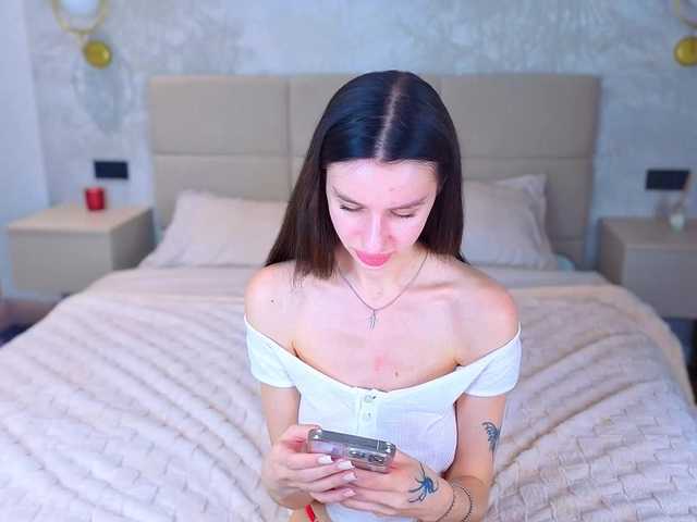 SnowWhiteee live cam on BongaCams