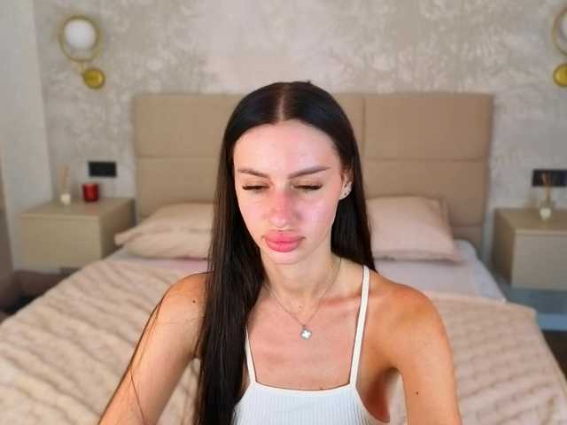 SnowWhiteee live cam on BongaCams