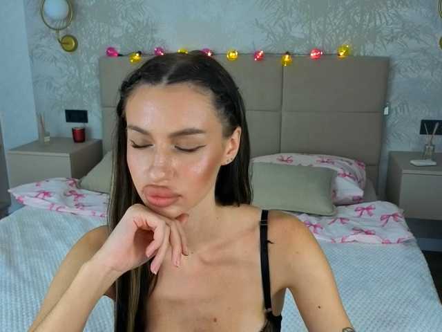SnowWhiteee live cam on BongaCams