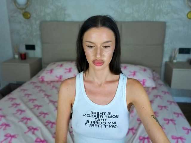 SnowWhiteee live cam on BongaCams