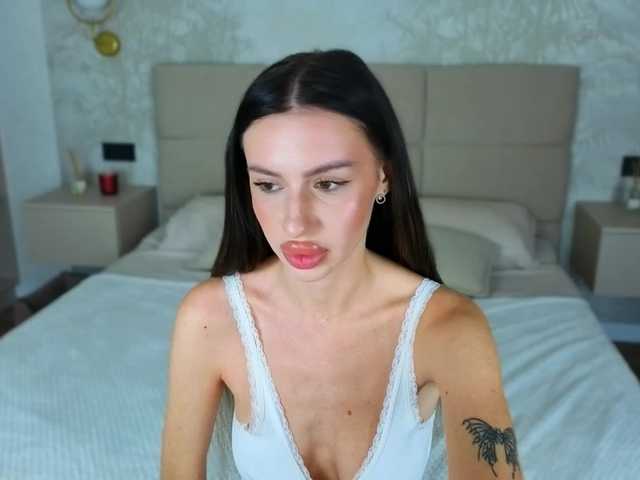 SnowWhiteee live cam preview
