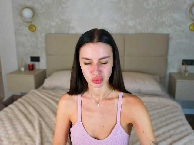 SnowWhiteee live webcam show