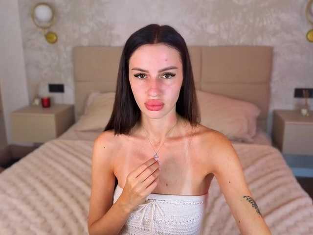 SnowWhiteee live cam on BongaCams