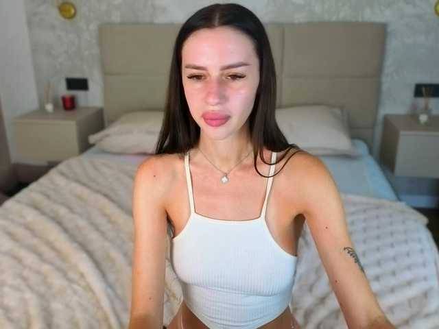 SnowWhiteee live cam on BongaCams