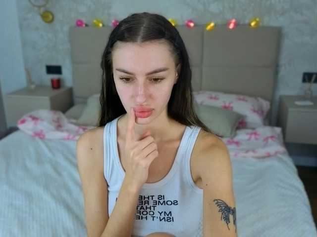 SnowWhiteee live cam on BongaCams