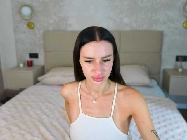 SnowWhiteee live cam on BongaCams