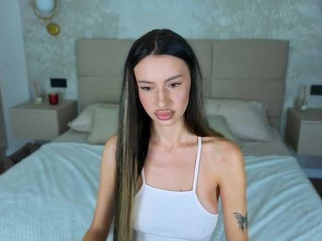 SnowWhiteee live cam on BongaCams
