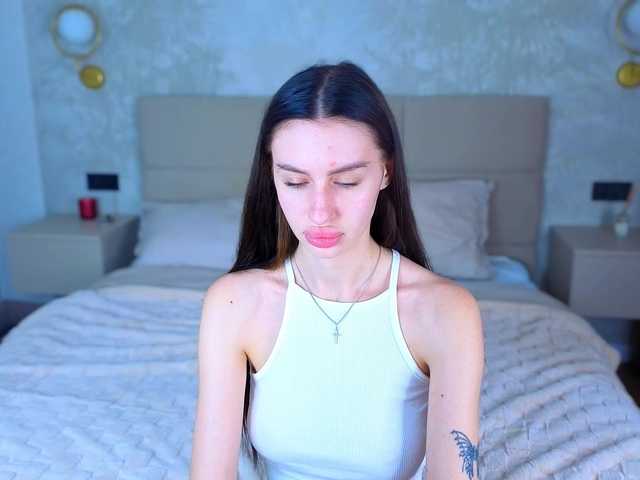 SnowWhiteee live cam on BongaCams