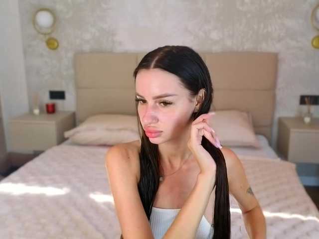SnowWhiteee live cam on BongaCams