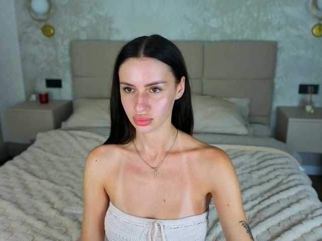 SnowWhiteee live cam on BongaCams