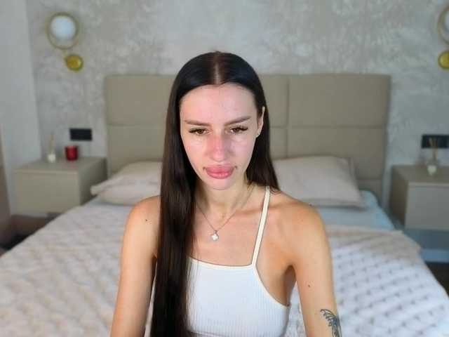 SnowWhiteee live cam on BongaCams