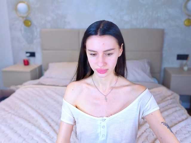 SnowWhiteee live cam on BongaCams