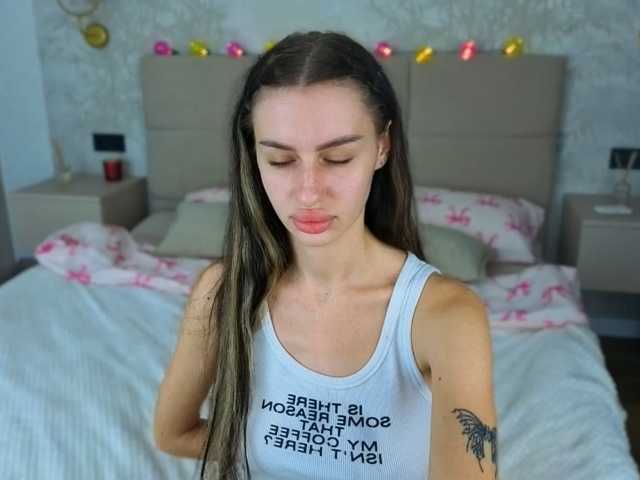 SnowWhiteee live cam on BongaCams