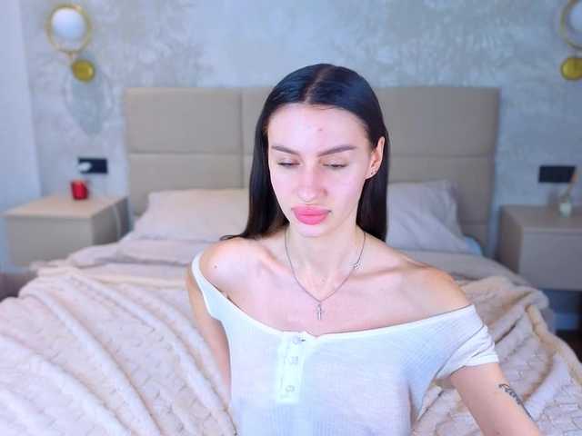 SnowWhiteee live cam on BongaCams