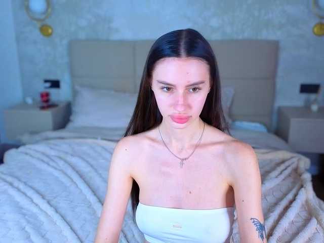 SnowWhiteee live cam on BongaCams