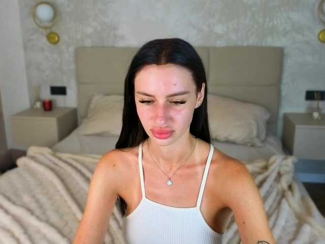SnowWhiteee live cam on BongaCams