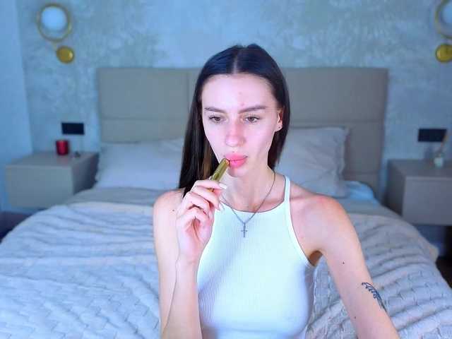 SnowWhiteee live cam on BongaCams