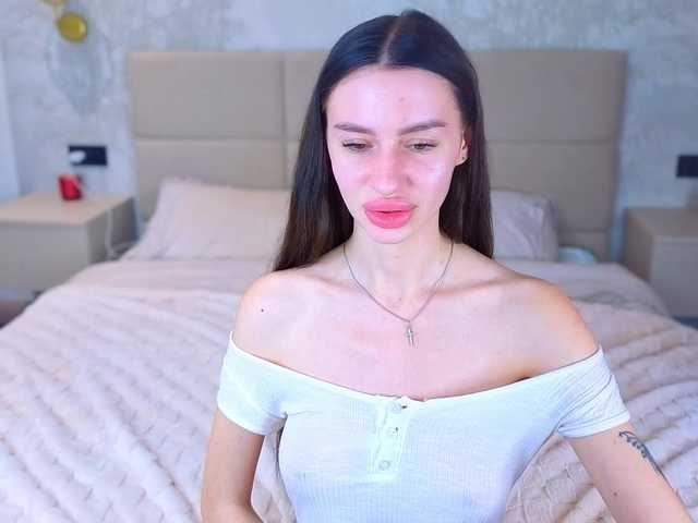 SnowWhiteee live cam on BongaCams