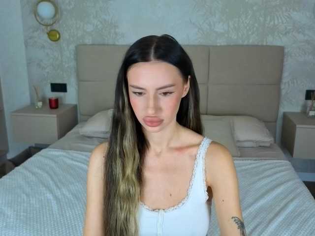 SnowWhiteee live cam preview