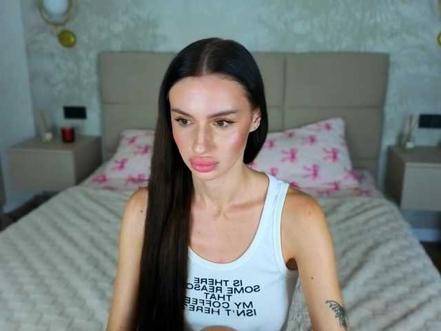 SnowWhiteee live cam on BongaCams