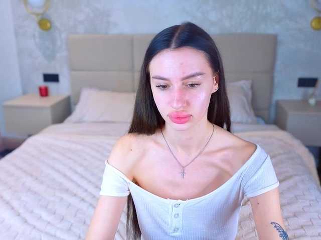 SnowWhiteee live cam on BongaCams
