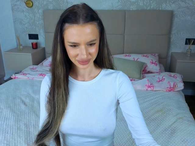 SnowWhiteee, live now on BongaCams