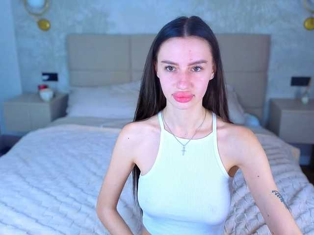 SnowWhiteee live cam on BongaCams