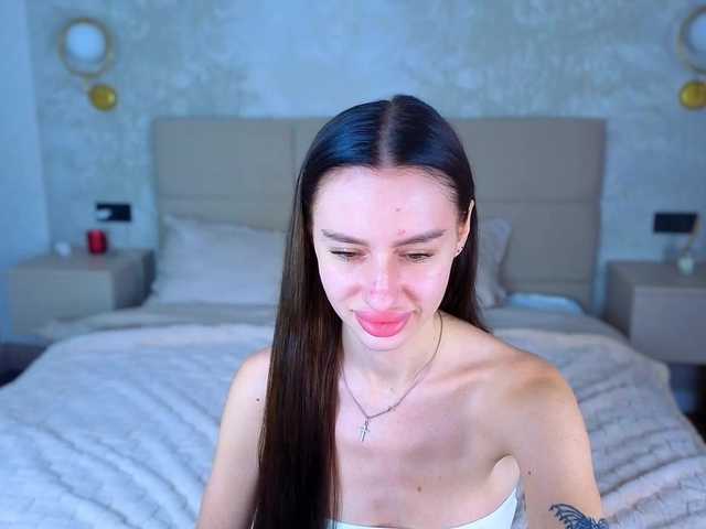 SnowWhiteee live cam on BongaCams
