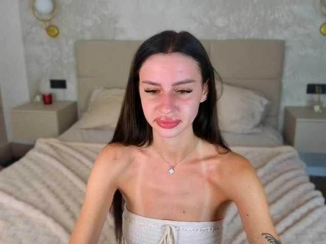 SnowWhiteee live cam on BongaCams