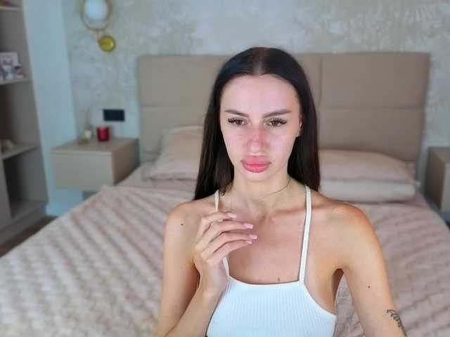 SnowWhiteee live webcam show