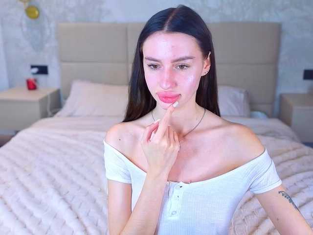 SnowWhiteee live cam on BongaCams