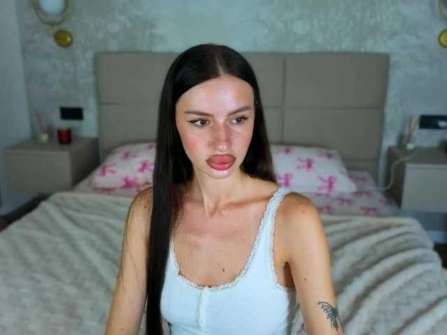 SnowWhiteee live cam on BongaCams