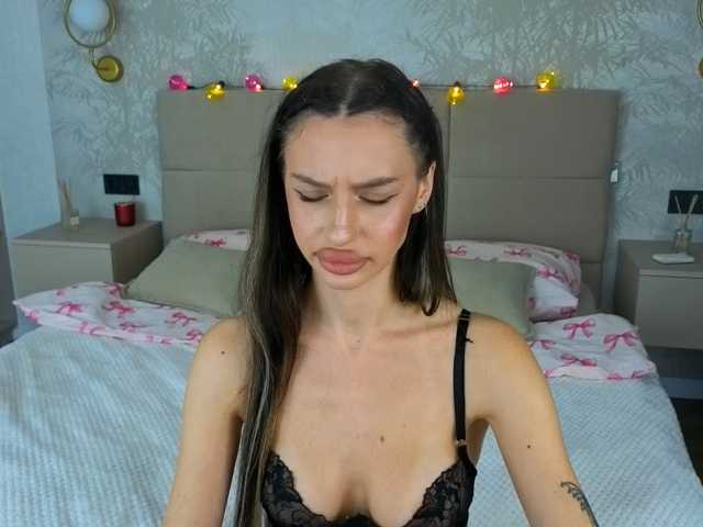 SnowWhiteee live cam on BongaCams