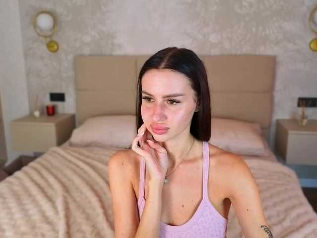 SnowWhiteee live webcam show