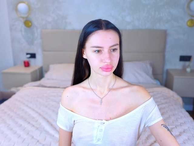 SnowWhiteee live cam on BongaCams