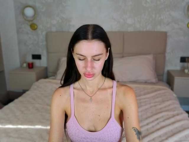 SnowWhiteee live cam on BongaCams