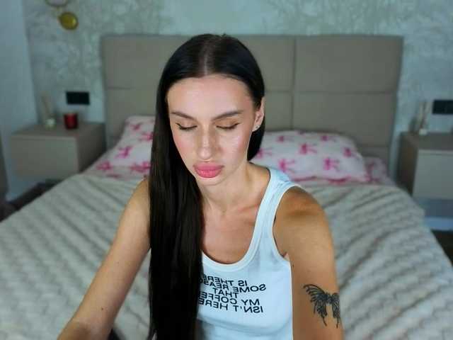 SnowWhiteee live cam on BongaCams
