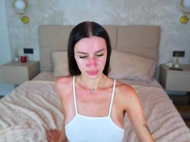 SnowWhiteee live webcam show