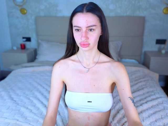 SnowWhiteee live cam on BongaCams
