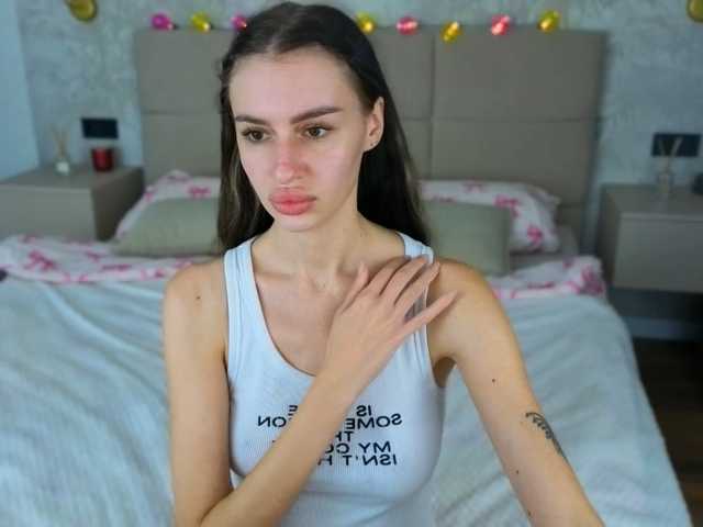SnowWhiteee live cam on BongaCams