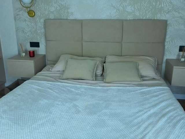 SnowWhiteee live cam on BongaCams