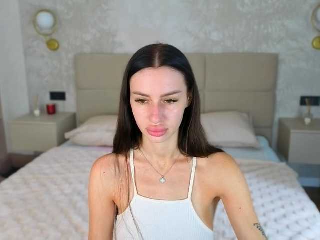 SnowWhiteee live cam on BongaCams