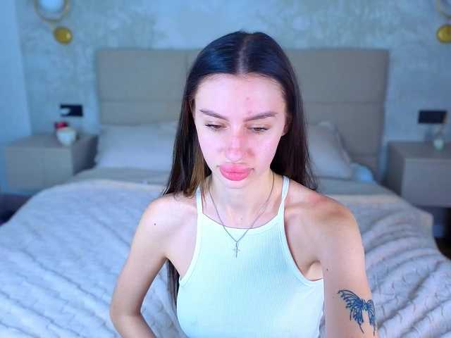 SnowWhiteee live cam on BongaCams