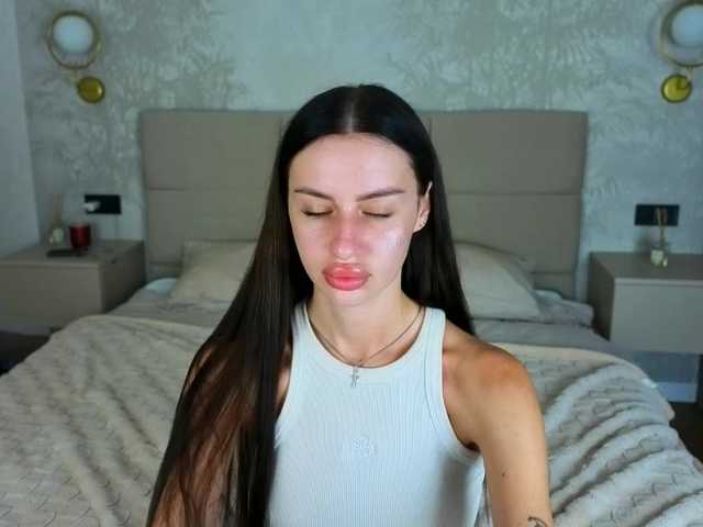 SnowWhiteee live cam on BongaCams