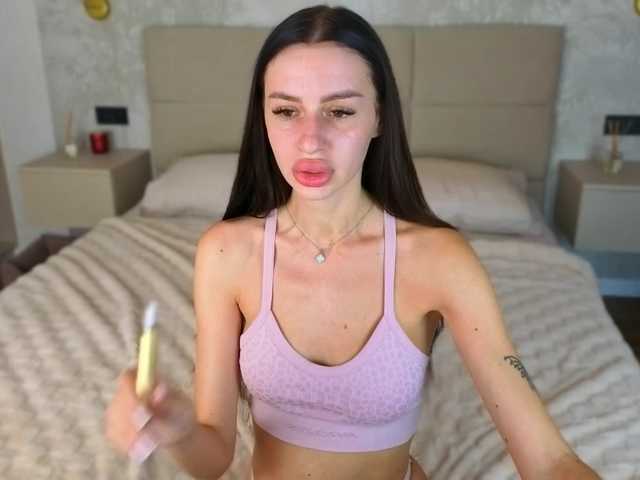 SnowWhiteee live cam on BongaCams