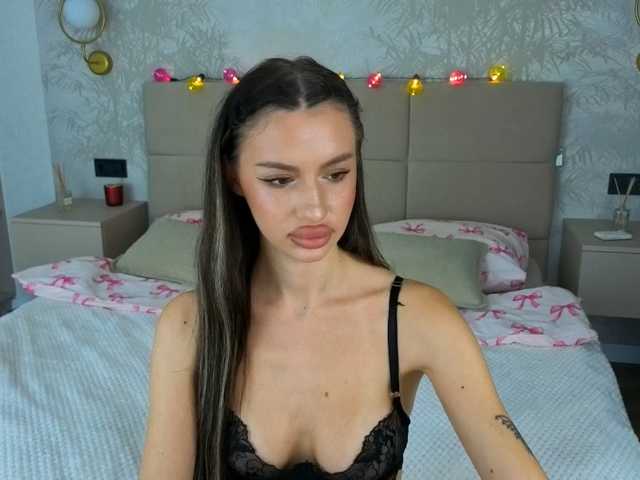 SnowWhiteee live cam on BongaCams