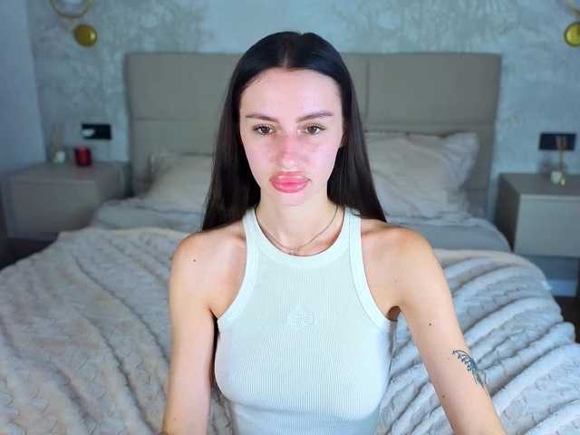 SnowWhiteee live cam on BongaCams